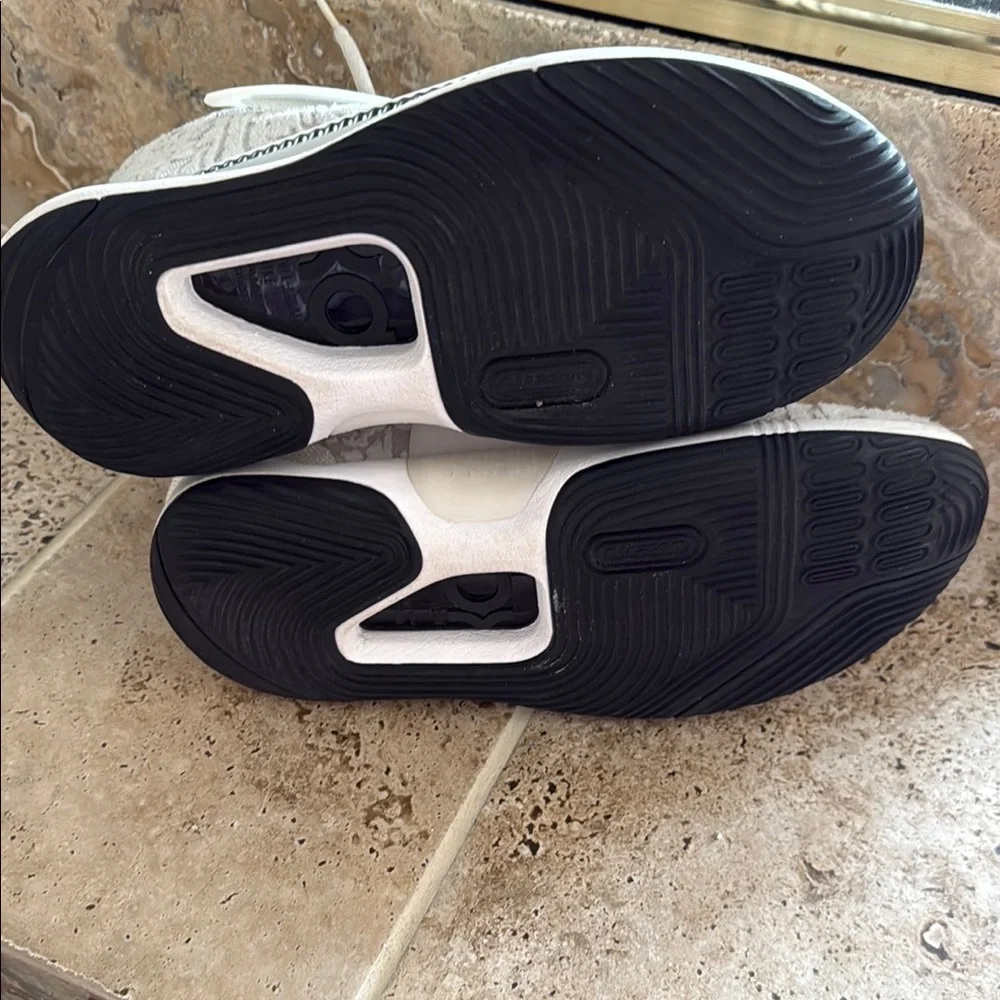 Nike White and Black Athletic Sneakers - Picture 3 of 5
